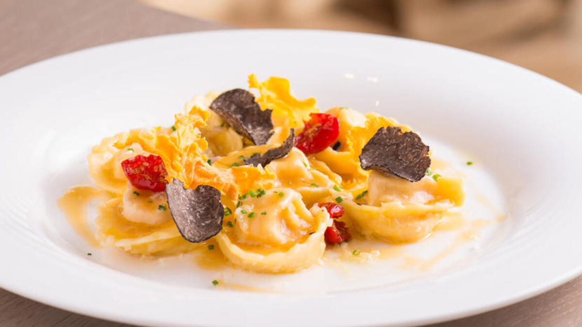 المطاعم الإيطالية: يُعد مطعم "إل بورو توسكان بيسترو - Il Borro Tuscan Bistro” أحد أشهر المطاعم الإيطالية في دبي ويقدم باستمرار بعضًا من أفضل الأطباق في المدينة من بيتزا الكمأة، والأخطبوط الطري، الى معكرونة آل دينتي الشهية.