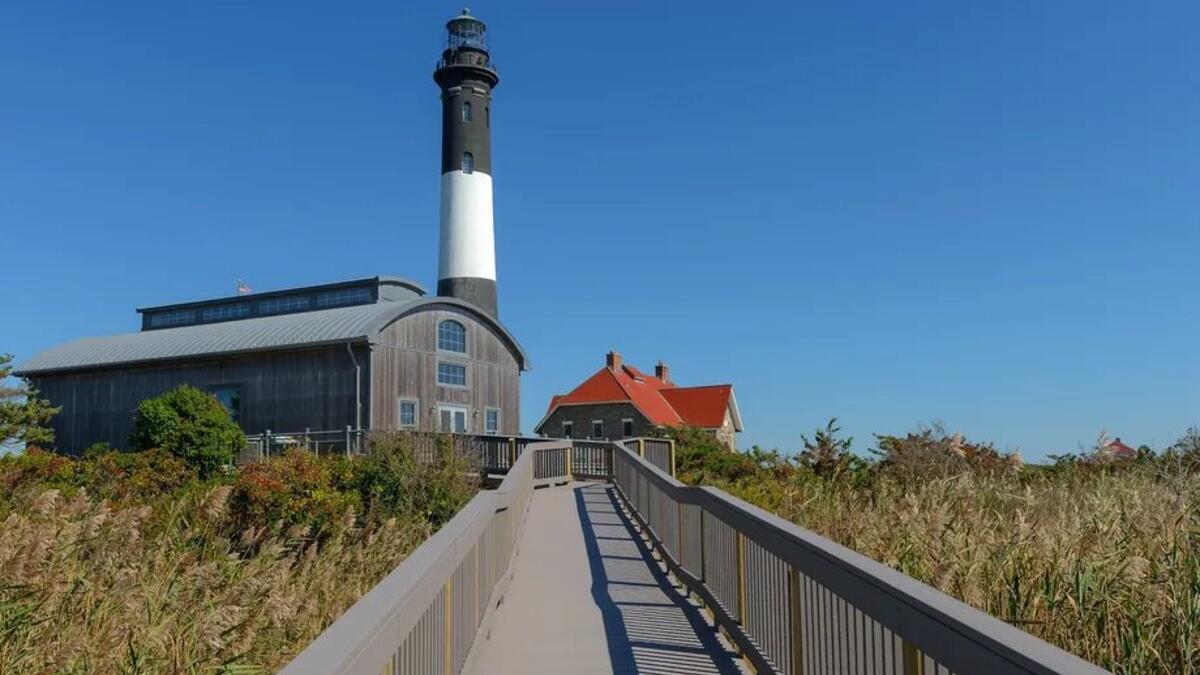 جزيرة النار (نيويورك): وهي واحدة من الأماكن القليلة الخالية من السيارات في أمريكا، وهي جنة خالية من حركة المرور؛ الطريقة الوحيدة للتجول هي سيرًا على الأقدام أو بالدراجة أو عربة الغولف.