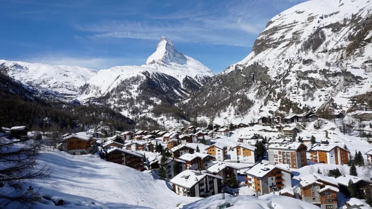 زيرمات (سويسرا): هي مدينة جبال الألب مغلقة تمامًا أمام السيارات، يمكن التنقل بسهولة في المدينة الخلابة سيرًا على الأقدام أو بعربة تجرها الخيول.