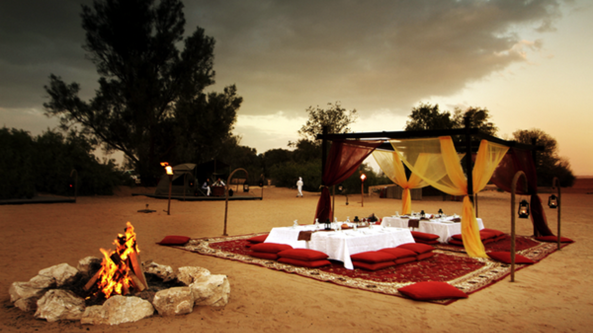 مخيم صحراء الأحلام العربية: يعد موقع التخييم هذا مكانًا رائعًا لعشاق المغامرة الذين لا يرغبون في التنازل عن المرافق الفاخرة أثناء بحثهم عن الإثارة، ويقع محيط محمية دبي الصحراوية، ويضم ثمانية خيام فقط لضمان تجربة تخييم أكثر حميمية خاصة للأزواج.