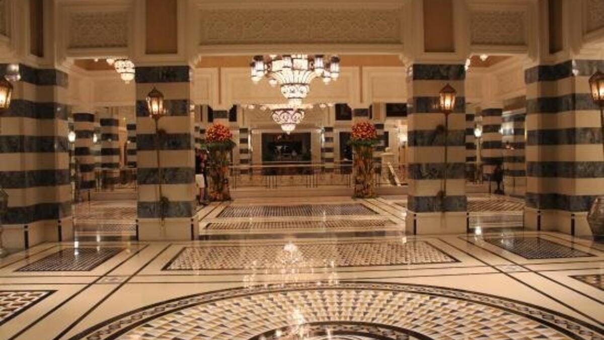 يعد فندق " جميرا القصر " منتجعًا فاخرًا، ويقدم للضيوف مجموعة واسعة من وسائل الراحة من الدرجة الأولى، وسوقه الخاص ومنتجعه الصحي الحائز على جوائز عالمية و20 مطعمًا وبارًا ومقهى.