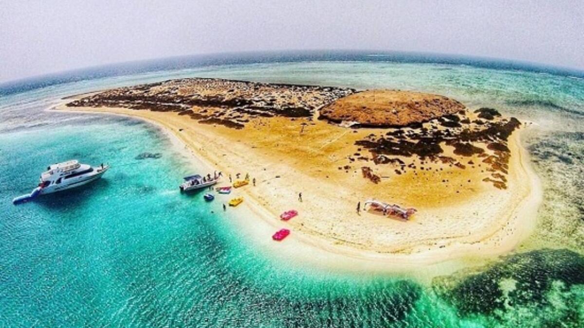 جبل الليث – جدة: مياه صافية مدهشة وشعاب مرجانية ذات ألوان زاهية، بعضها متحرك وبعضها ثابت، يتراوح عمق مياهها من 30 مترًا إلى 300 متر حيث يمكن رؤية العديد من الأسماك الكبيرة، وبعض أسماك قرش الحوت الموسمية.