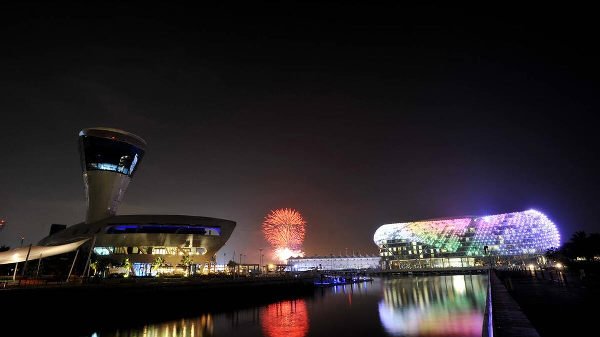 جزيرة ياس: ستقام ألعاب نارية وعروض ترفيهية حية في تمام الساعة 9 مساءً، بالإضافة إلى عروض ترفيهية حية في الفترة ما بين 2 إلى 4 ديسمبر، من 5 مساءً إلى 10 مساءً، وهو أول عرض  منذ بداية الوباء، على الرغم من أن تدابير الصحة والسلامة لا تزال قائمة.