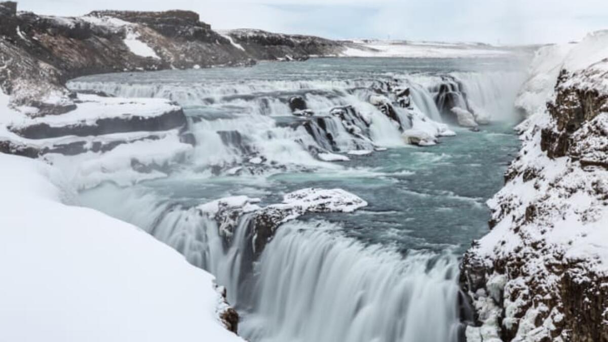 جلفوس، أيسلندا: يقع شلال جلفوس في جنوب غرب أيسلندا في وادي نهر Hvítá، الذي يغذيه Langjökull، ثاني أكبر نهر جليدي في أيسلندا، وفي فصل الشتاء تتحول المياه إلى ظلال نابضة بالحياة من اللون الأزرق والفيروزي، بينما تجمع الصخور الجليد والثلج.