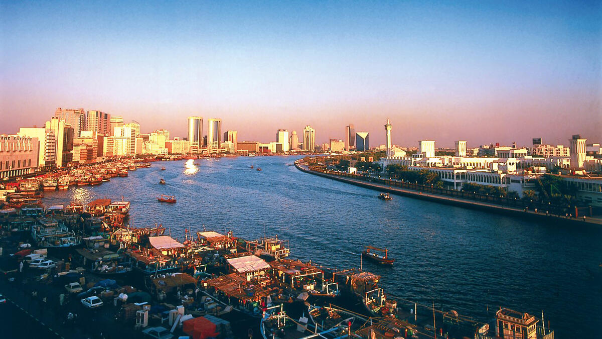 خور دبي: هو شريان الحياة ونبض دبي، ويفصل المدينة من ديرة إلى الشمال وبر دبي إلى الجنوب. يمكنك أخذ العبرة من جانب إلى آخر والعودة مقابل درهم واحد فقط! أيًا كان الجانب الذي تقرر استكشافه، فإن الجمع بين الشوارع المفعمة بالحيوية والمتاجر المزدحمة وعروض الطهي المغرية دائمًا ما يؤدي إلى التقاط صور ممتعة.