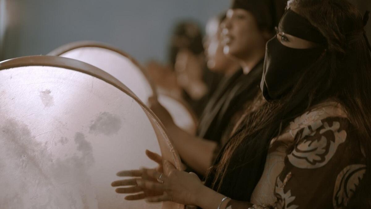 تعكس قصة الفيلم خبايا مجتمع الطبقة الكادحة في حقبة التسعينيات، حيث يناقش الفيلم فكرة الطبقية والاختلافات المجتمعية من خلال الشخصيتين الرئيسيتين دايل وشامة اللذين لا تقتصر الاختلافات على أصولهما العائلية فحسب، بل تشمل الاختلافات الواقعة بينهما وبين المجتمع المحيط بهما.