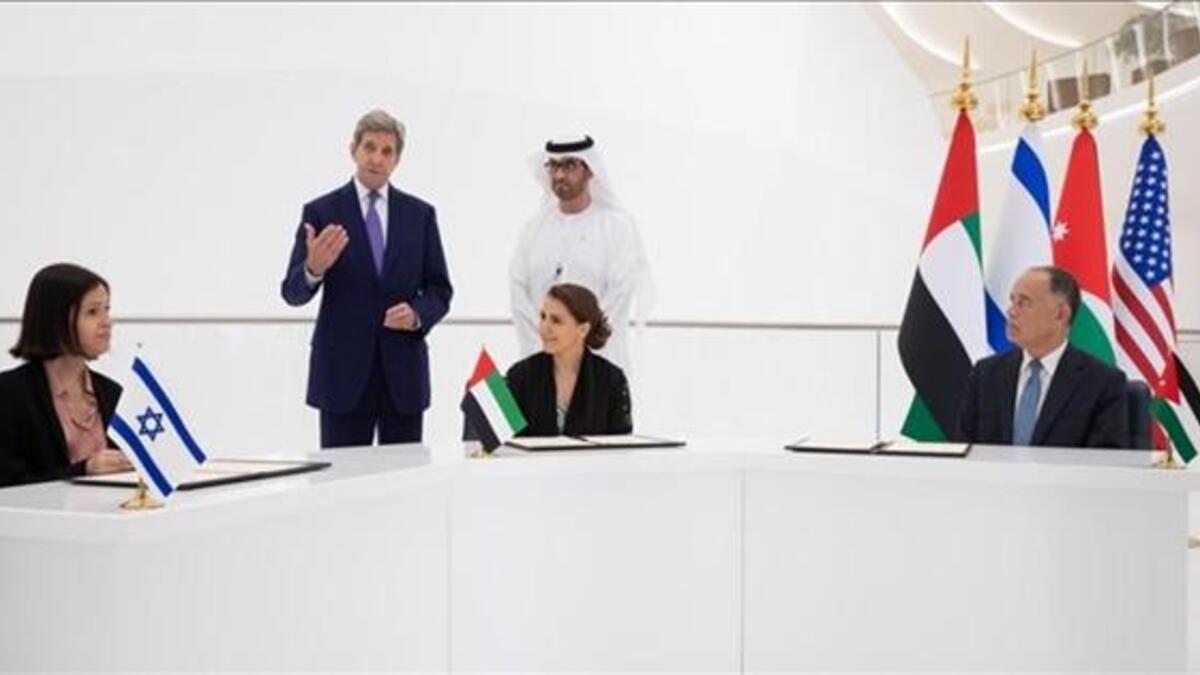 نوفمبر: وقع الأردن الإمارات ودولة الاحتلال الاسرائلي إعلان نوايا ينص على تمويل الإمارات بناء محطة طاقة شمسية في الأردن لتوليد الكهربا لصالح إسرائيل مقابل تحلية مياه البحر المتوسط لصالح الأردن وهو ما أشعل الشارع الأردني.