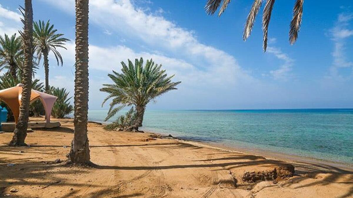 أملج: المُلقبة بـ"مالديف السعودية" فهي واحدة من أهم وأجمل الوجهات الساحلية في السعودية، يقصدها السياح من كل مكان حيث الشواطئ الخلابة ذات الرمال البيضاء والمياه الزرقاء، وتوفر نشاطات سياحية للزائرين جعلته من أجمل أماكن ممارسة السباحة والمشي والتخييم.