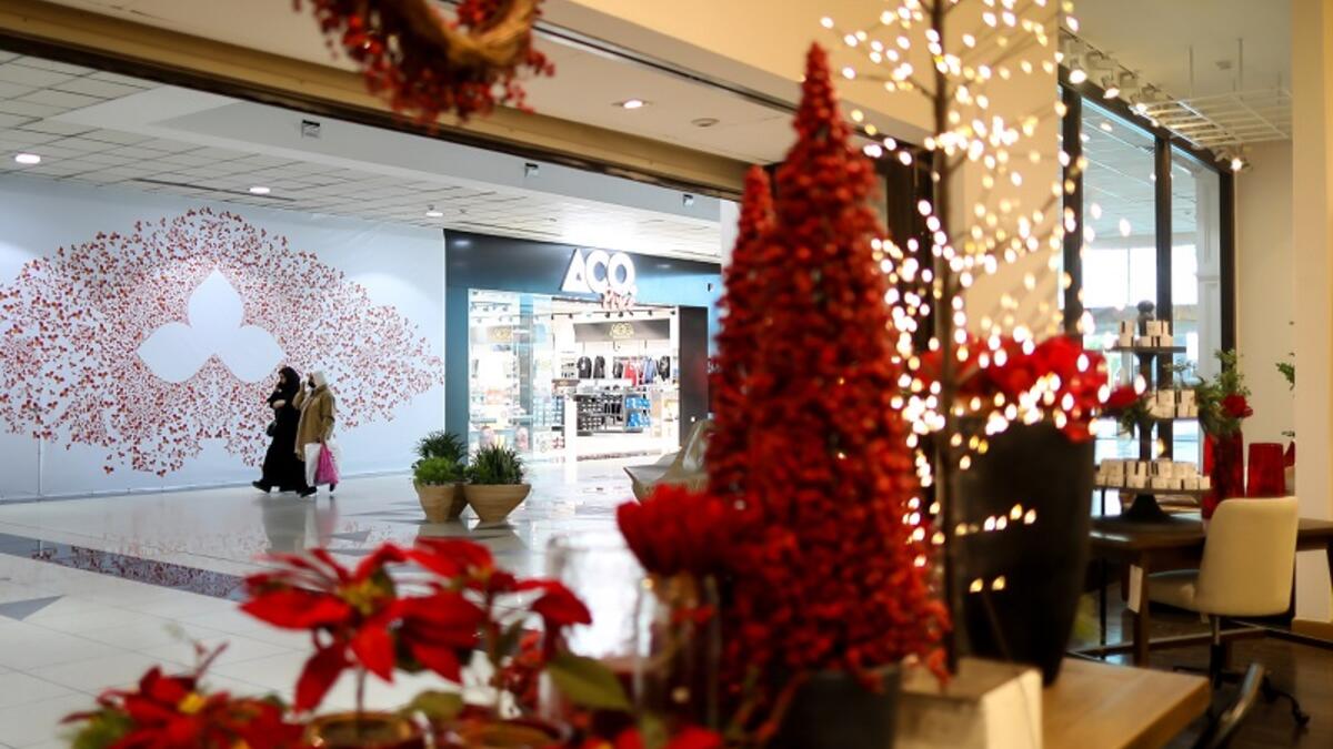 فنادق ومطاعم ومراكز تسوق بالعاصمة السعودية عرضت زينة عيد الميلاد على روادها.