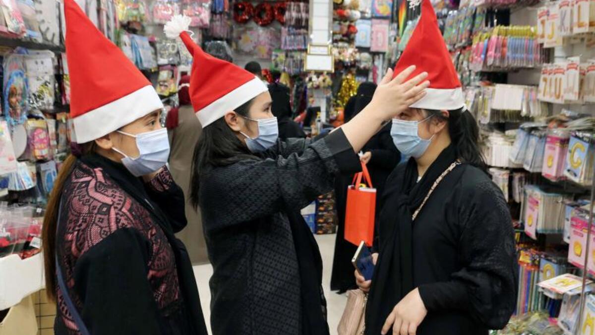 فنادق صممت ديكورات بباحاتها الداخلية تتناسب مع الاحتفالات بأعياد الميلاد، وتضمن جزء كبير منها شجرة الكريسماس.