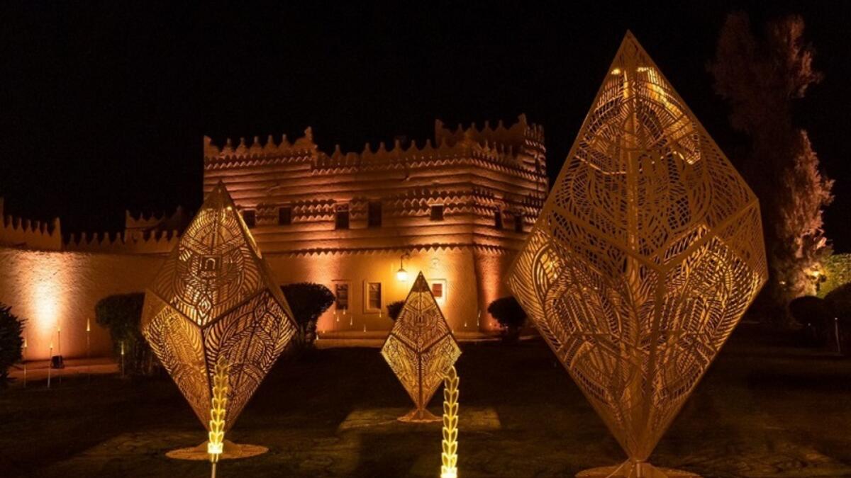 تتميز العاذرية بالجلسات الخارجية الشتوية الأصيلة، والوجبات العصرية، حيث ستقدم لزوارها تجربةً فريدةً من نوعها ضمن جوٍّ ليلي ساحر.