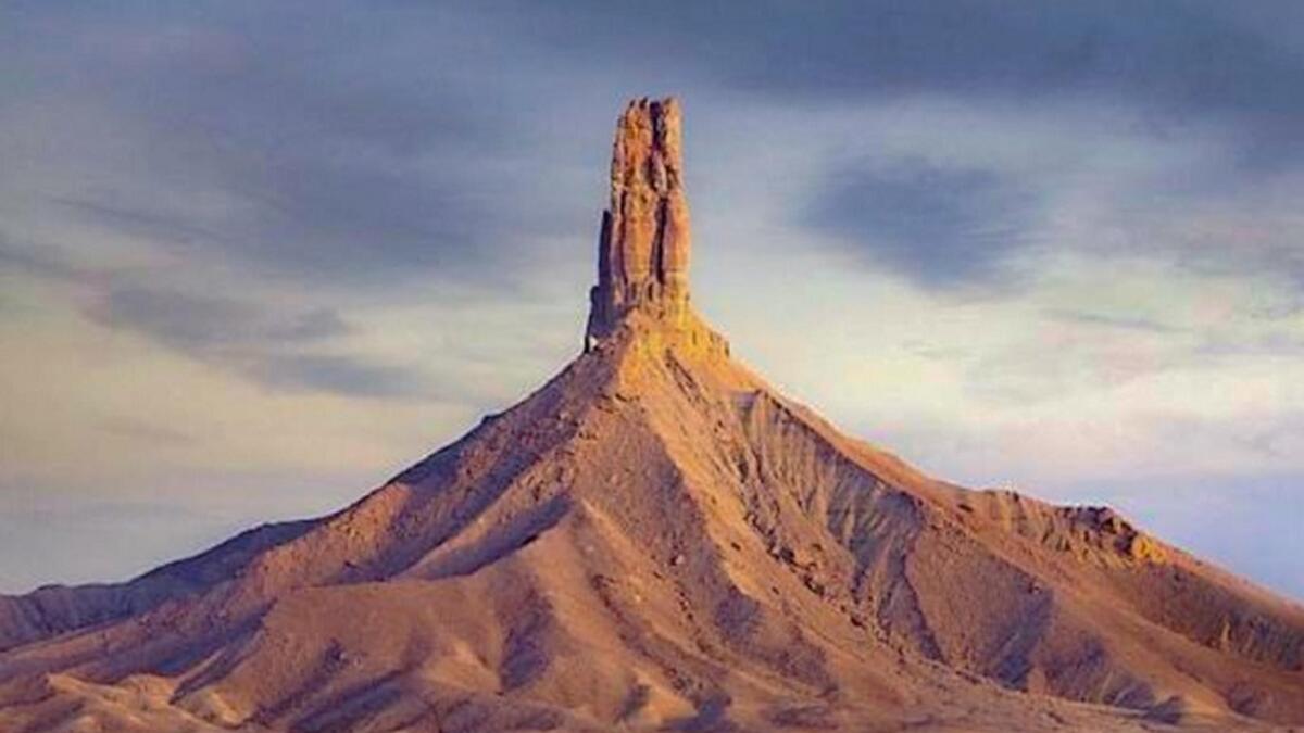 جبل طويق: يعد من أفضل الأماكن للتخييم للتمتع بجمال وسحر الصحراء وعلى ارتفاع 250 مترًا حيث التشكيلات الصخرية المتموجة والكثبان الرملية الناعمة.