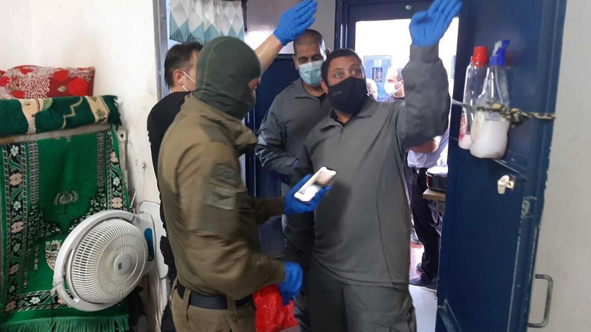 يُمنع تهريب نطف لأكثر من أسير في اليوم الواحد تجنبًا لأي لُبس ويسجل إخراج النطفة واستلامها ويشهد على ذلك شهود من عائلة السير وعائلة زوجته، كما يتجه موكب من السجن الى المستشفى.