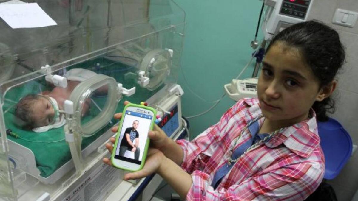 يتعرض الأسير الذي يهرب نطفته لعدة عقوبات من إدارة السجن كعزله أو منعه من الزيارة وفرض الغرامات عليه كما يواجه أطفال النطف المهربة تعقيد وتأخير تسجيلهم في السجل المدني للسكان ويمنع بعضهم من زيارة أبائهم.