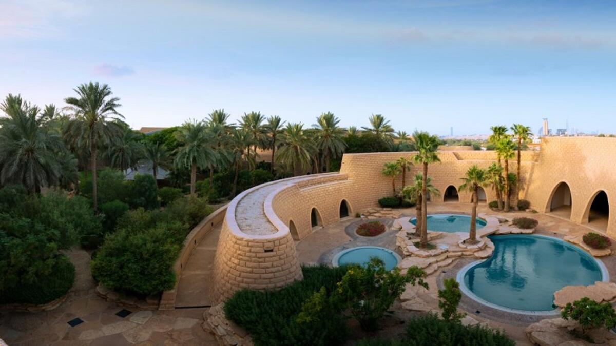 قصر طويق في الرياض سيضم: 95 غرفة، تشمل 40 جناحًا فاخرًا و56 فيلا فاخرة، و13 أجنحة خاصة للاستجمام والاسترخاء و4 مناطق عامة للأنشطة والفعاليات و5 مناطق فاخرة.