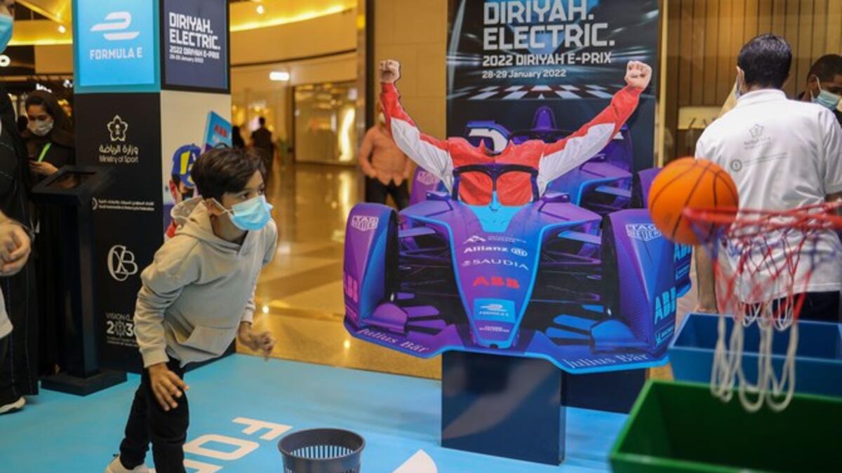 يتضمن السباق فرصة لقاء سائقي السيارات في جلسات التوقيع المخصصة في إي فيليدج، والاستمتاع بخيارات متنوعة من الطعام والمشروبات المتعددة.