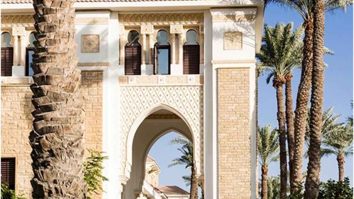 قصر الحمراء في جدة سيضم: 75 غرفة تشمل 23 جناحًا فاخرًا و44 فيلا فاخرة وجناح ملكي و6 أجنحة خاصة للاستجمام  و5 مناطق عامة للأنشطة والفعاليات و3 قاعات للاجتماعات و6 مطاعم فاخرة.