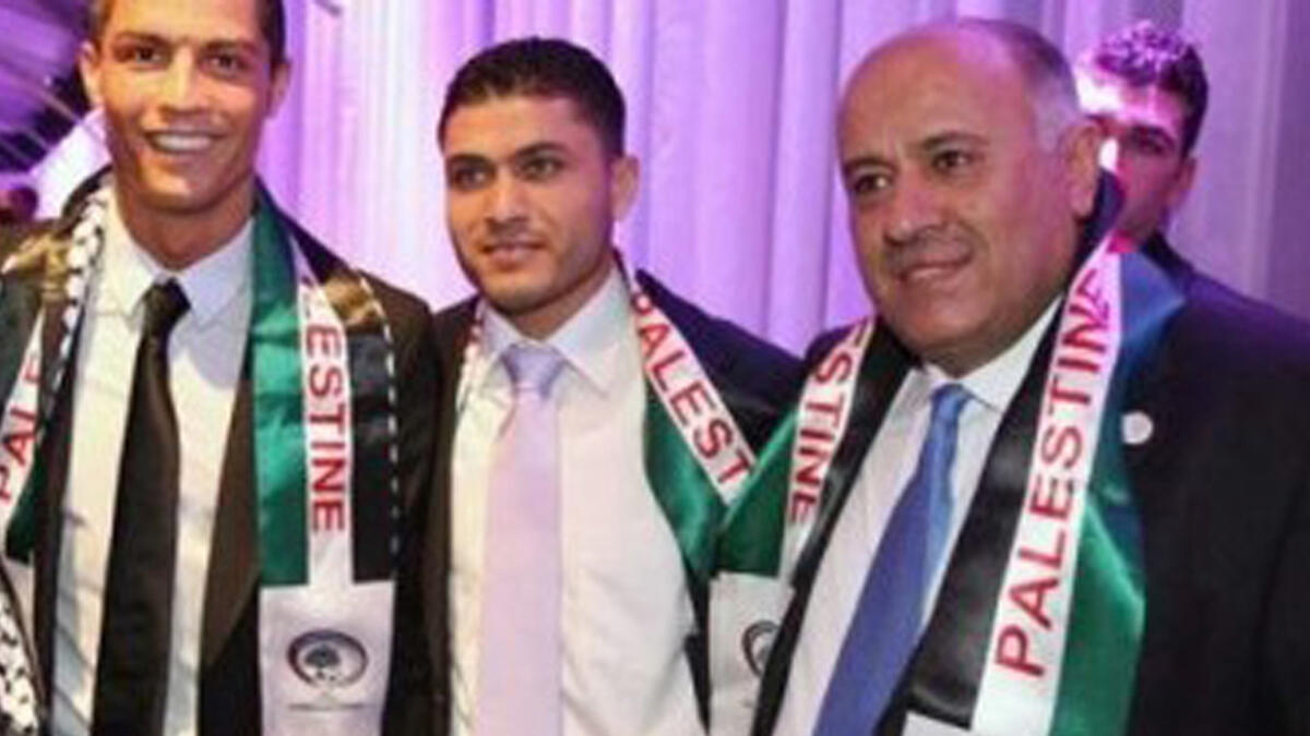 كريستيانو رونالدو: أيَّد نجم كرة القدم القضية الفلسطينية وأعرب عن دعمه للفلسطينيين في عدة مناسبات، وفي عام 2013 رفض تبادل القمصان مع لاعب إسرائيلي، كما قدّم جائزة الحذاء الذهبي في مزاد لجمع الأموال لبناء مدارس في فلسطين.