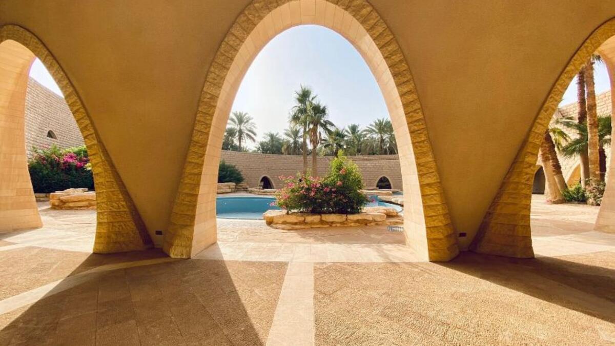 ستضم القصور الثلاثة على أرقى المطاعم العالمية، وأحدث مراكز الاستجمام لتوفير أجواء للاسترخاء، وغيرها من الخدمات الحصرية والخاصة لكل ضيف.