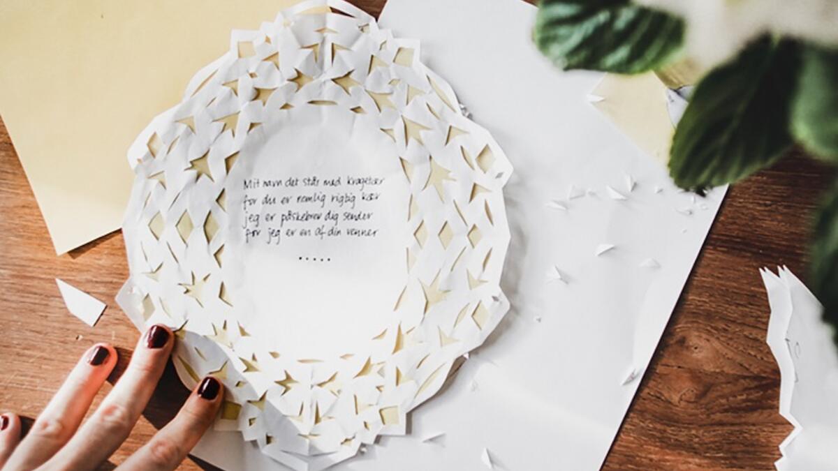 الدنمارك والنرويج: يرسل المحبوبون قصيدة أو بطاقة عيد الحب مجهول الهوية، موقعة فقط بعدد النقاط التي تمثل أحرف اسمه، إذا كانت الفتاة قادرة على تخمين المرسل، فسيتم إهدائها بيضة من الشوكولاتة. إذا لم يكن الأمر كذلك - فهي التي تشتري البيضة لمعجبها في شكل اعتذار!