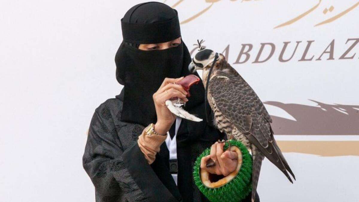 الصقر: ويرمز إلى الثقافة والتقاليد التي ورثها الشعب السعودي من الآباء والأجداد وهي "الصقارة".