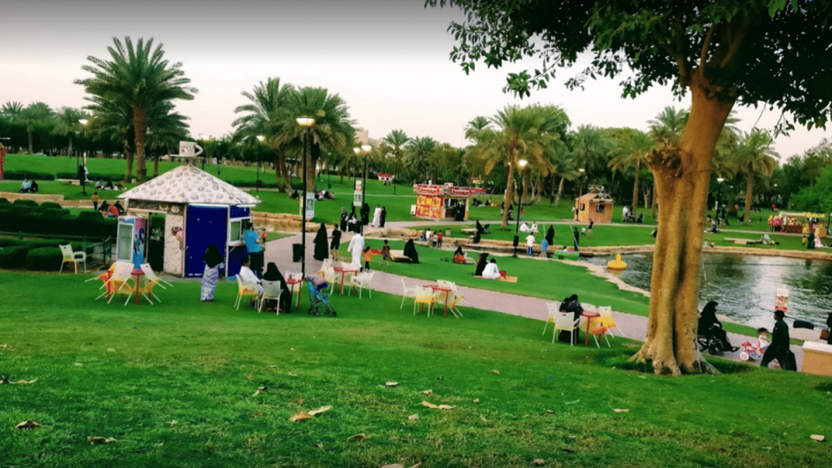 تجاهل الحواجز الموضوعة في داخل الأماكن العامة – 500 ريال سعودي.