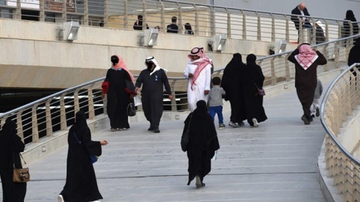 ارتداء ملابس معدة للنوم في داخل الأماكن العامة – 100 ريال سعودي.