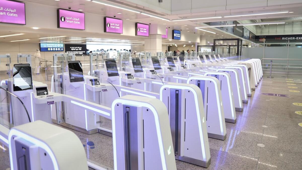 يدعم التحقق الرقمي من الجواز الإلكتروني عبر البوابات الذكية في المنافذ العالمية.