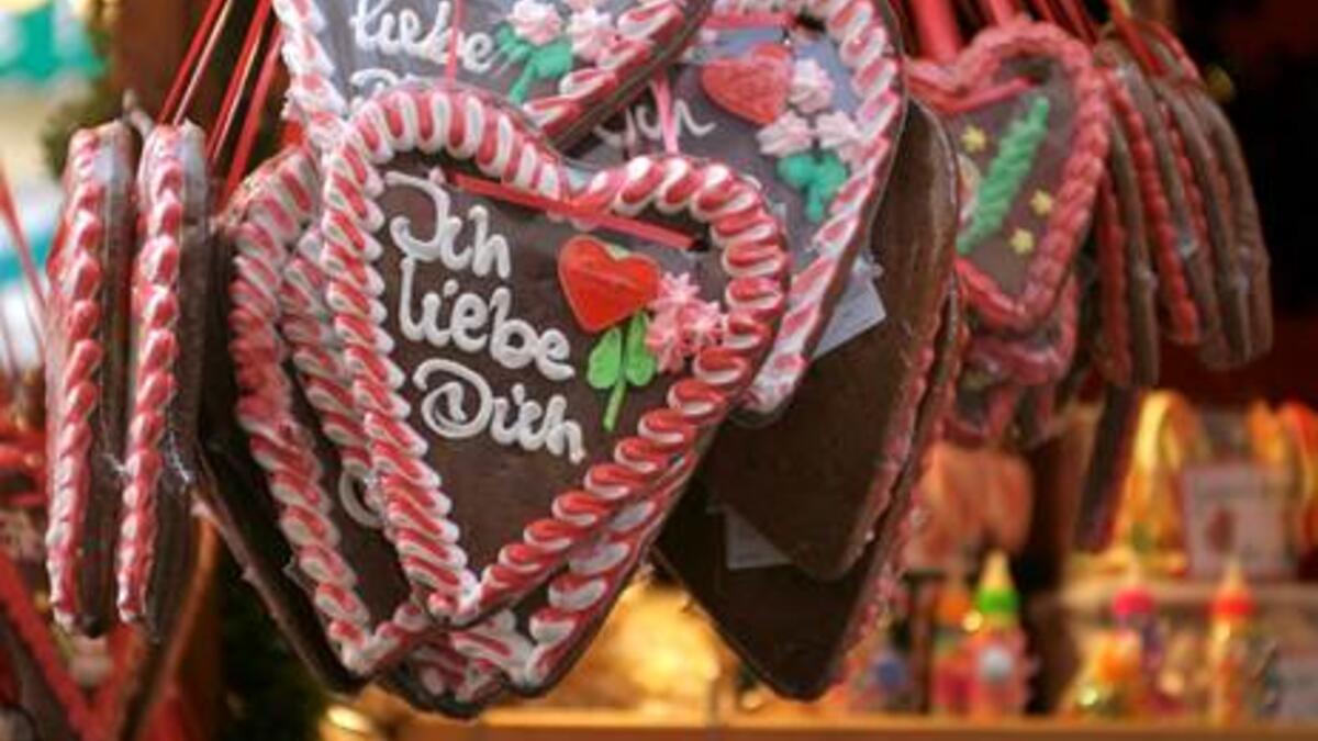 ألمانيا: يعتبر عيد الحب نشاطًا أقل تجاريًا في ألمانيا، ولكن لا يزال الكثيرون يحتفلون بهذا التاريخ من خلال إهداء المحبين بالصور أو التماثيل أو قوالب الشوكولاتة على شكل خنزير، والتي يقال إنها تجلب الحظ الجيد والشهوة.