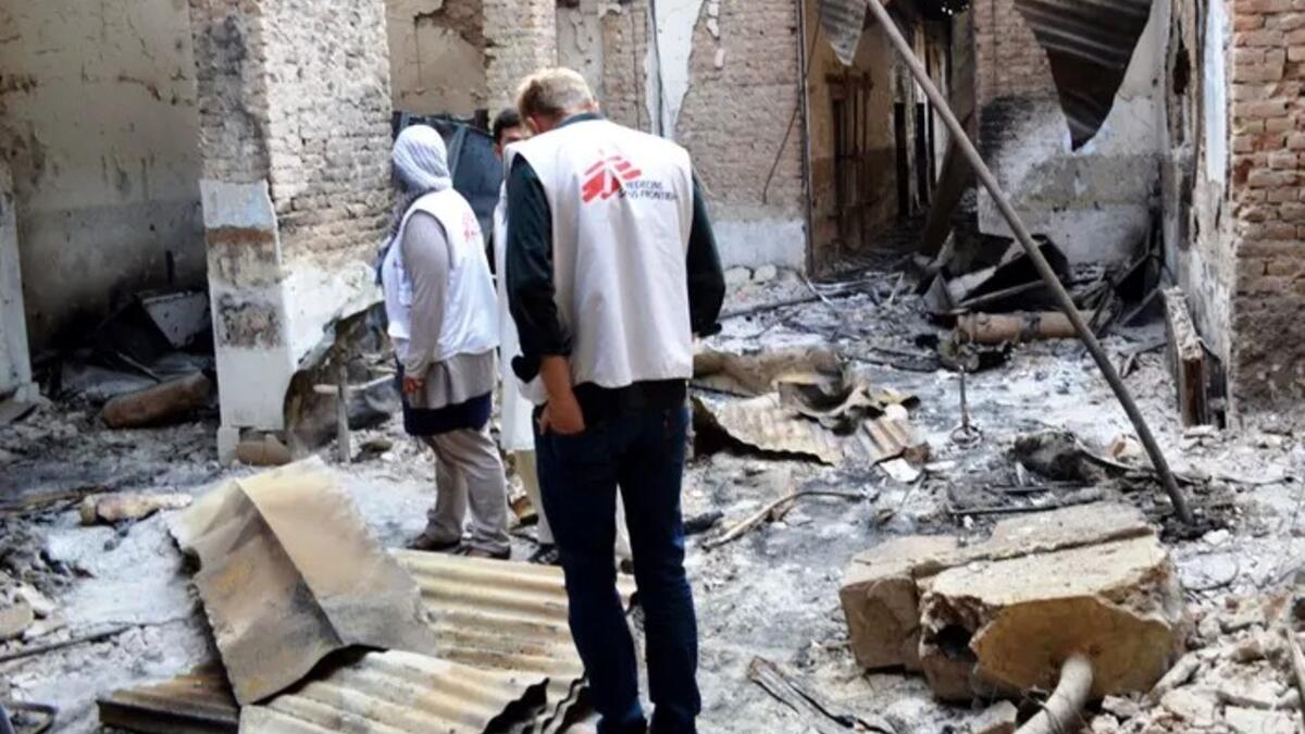 في 3 أكتوبر 2015، تم تدمير مركز الصدمات في قندوز في غارات جوية شنها الجيش الأمريكي. قُتل 42 شخصًا ، بينهم 14 من موظفي المنظمة، وتم افتتاح المستشفى في عام 2011 لتقديم الرعاية الطبية والجراحية عالية الجودة التي تمس الحاجة إليها لضحايا الصدمات العنيفة وغير العنيفة.