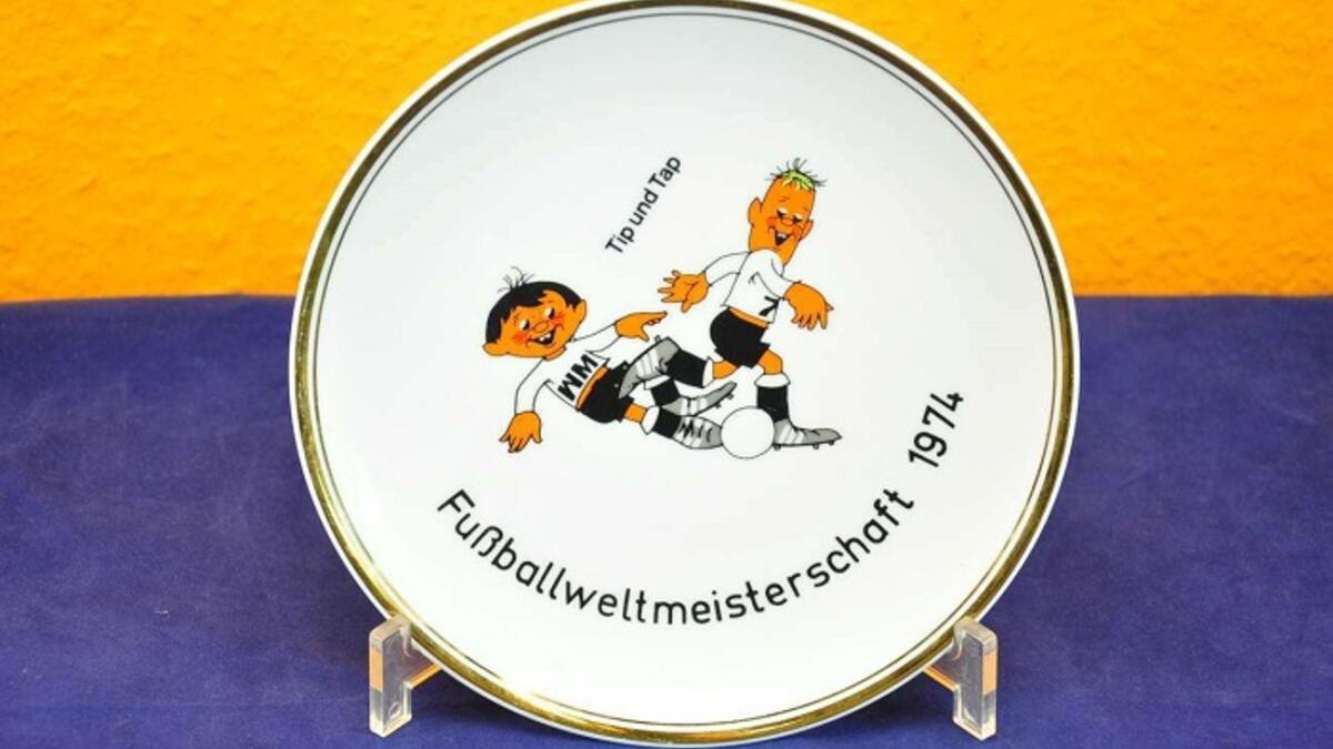 تيب وتاب: صبيان يرتديان قميص الوطني لألمانيا، أحدهما يحمل حروف WM، والآخر 74 على القميص.