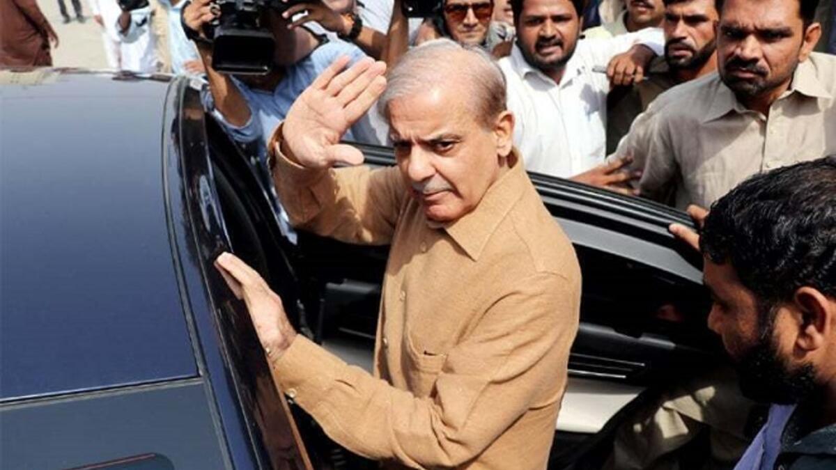 اتهم بقضيتي فساد انتقل على أثرها إلى العاصمة البريطانية لندن، والتي جمدت الحسابات المصرفية للأسرة، لكن تحقيقات وكالة الجريمة البريطانية فشلت في العثور على دليل ضد شهباز شريف، وتم إسقاط القضية عنه في 2020.