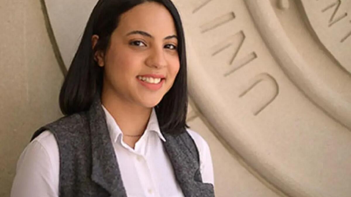 يارلين مينا: حاصلة على البكالوريوس في علم النفس، ثم تخرجت من كلية الحقوق في جامعة فوردهام عام 2019، وهي متخصصة في الملكية الفكرية والقانون التجاري، وفي سبتمبر 2020، تم اختيارها للمشاركة في أكاديمية لاتينا للقيادة التابعة لاتحاد المحامين من أصل إسباني، وانضمت إلى شركة براون رودنيك للمحاماة في أكتوبر 2019.