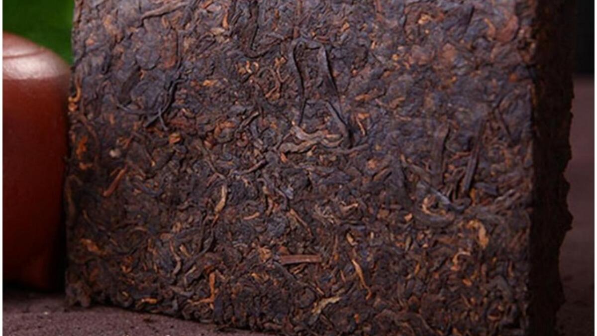 شاي القرميد الروسي: يعكس اسمه الطريقة التي يُصنع بها، إذ يتم ضغط أوراق الشاي الأسود في أقراص صلبة ضخمة، وإذا كنت ترغب في شرب كوب من الشاي ما عليك سوى أن تبشر القليل منه في الكوب الخاص بك وتسكب الماء المغلي عليه.