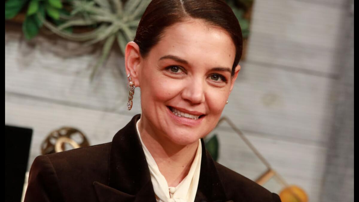 كيتي هولمز: أعلنت سابقًا معاناتها من شلل في الوجه لفترة من الزمن.