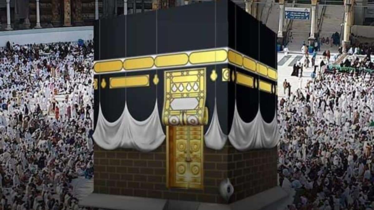 اللون الأسود: أول من كساها بالحرير الأسود هو الخليفة العباسي المهدي الذي أمر ألا يوضع عليها غير ثوب واحد بعد أن كانت الكساء تتراكم عليها حتى كاد بناؤها يتداعى، ومنذ عصره استقر لون كسوة الكعبة الخارجية على اللون الأسود.