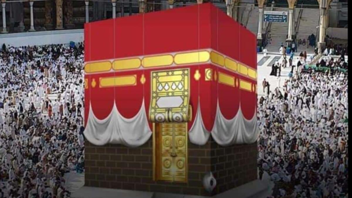 اللون الأحمر: كسى الخليفة عبد الله بن الزبير الكعبة بالديباج الأحمر في عام 64 هجري.