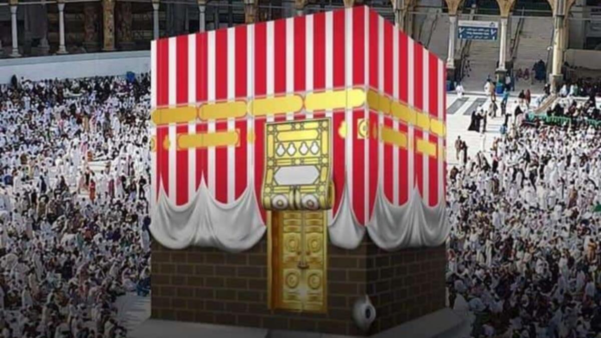 اللونان الأحمر والأبيض: عندما فتح نبي الله محمد صلى الله عليه وسلم مكة، لم يغير الكسوة التي وضعتها قريش، لكن عندما احترقت الكعبة على يد امرأة كانت تبخر الكعبة، كساها النبي بالثياب اليمانية المخططة باللونين الأبيض والأحمر.