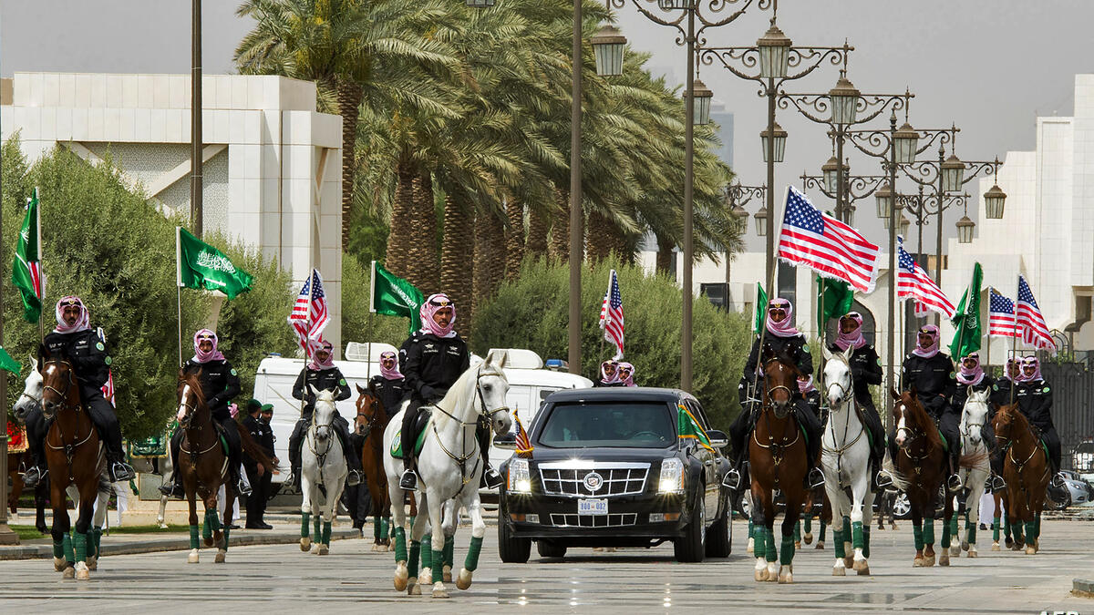 (الموكب الرسمي) دونالد ترامب: رافقه الملك في سيارة الأخير المصفحة The Beast التي زينت بالعلمين السعودي والأميركي، ضمن موكب كبير من الخيالى إلى مقر إقامته في أحد فنادق العاصمة. جو بايدن: لم يتم التحضير لموكب رسمي له وسار بين موكب بسيط في شوارع جدة وصولًا الى قصر السلام.