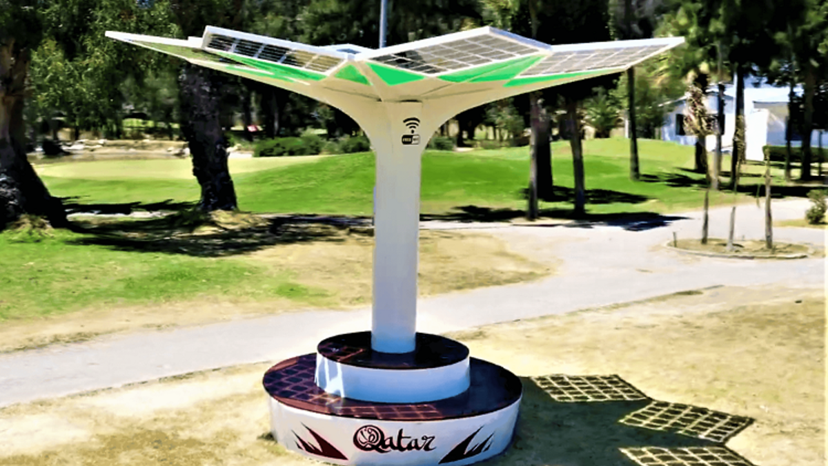 Smart Wifi ومحطات الشحن: تولد توربينات شركة ElPalm الكهرباء من خلال الألواح الشمسية والألواح الكهروضوئية ثنائية الوجه بحيث يمكنك الجلوس تحت ظله وشحن هاتفك بسرعة من خلال منفذ USB أو لاسلكيًا، ويمكن استخدامها كنقطة اتصال WiFi أثناء أخذ قسط من الراحة.