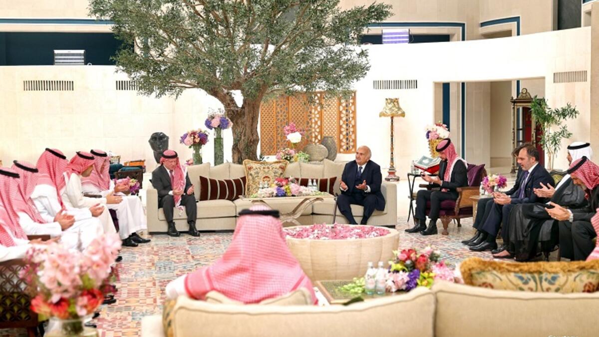 يعود أصل عائلة آل سيف إلى قبيلة سبيع، وهم شيوخ بلدة العطار في سدير، نجد، منذ بداية عهد الملك عبدالعزيز آل سعود.