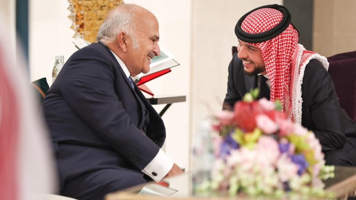 ولي العهد الأردني من مواليد 28 يونيو 1994، أي إن خطيبته تكبره بشهرين.