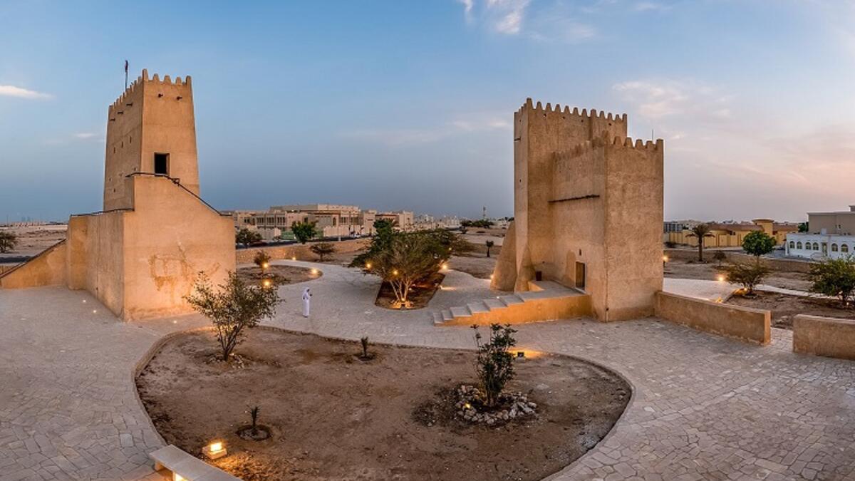 القلاع الأثرية: تعد قطر موطنًا للعديد من الحصون القديمة التي كانت تستخدم كمنشآت عسكرية أو مدنية، مثل قلعة الدوحة وأبراج برزان وقلعة أم صلال.