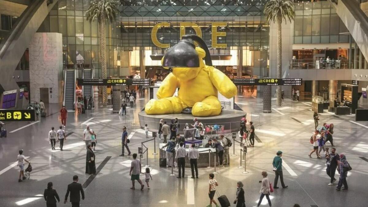 الدب المصباح: للفنان السويسري أورس فيشر - لتذكير المسافرين بمرحلة طفولتهم والأشياء الثمينة في منازلهم والتي يفتقدونها خلال سفرهم.