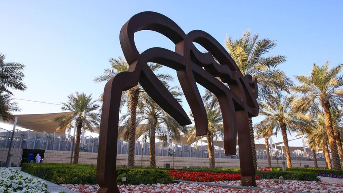 حصان الصحراء: للفنان القطري علي حسن - يمثل الحصان العربي الأصيل.