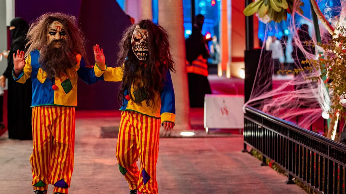 أبدع الشباب السعودي في اختيار وارتداء الأزياء التنكرية في فعالية "ويكند الرعب"