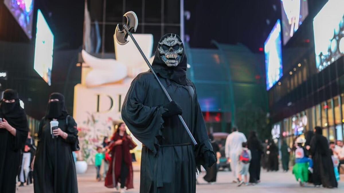 أحال الزوار البوليفارد إلى مشهد من أفلام هوليوود المرعبة، ليضفوا على ليلتهم في موسم الرياض شيئاً من الرعب والإثارة