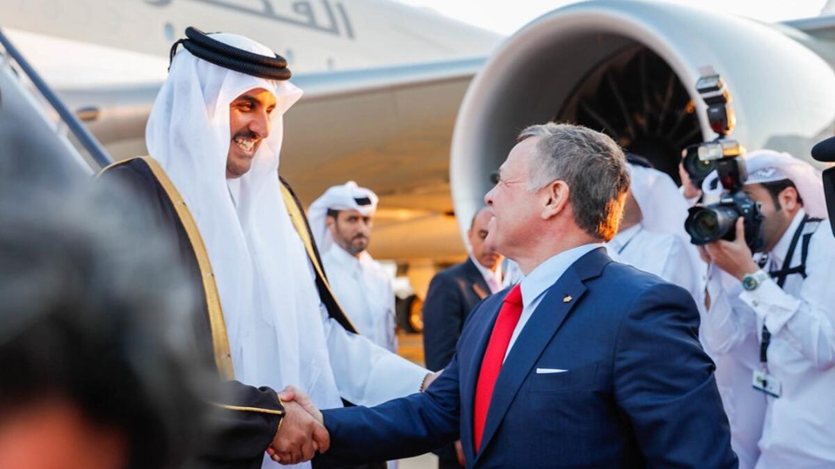العاهل الأردني عبد الله الثاني وصل إلى الدوحة برفقة ابنه ولي العهد الأمير الحسين بن عبد الله لحضور حفل افتتاح بطولة كأس العالم.