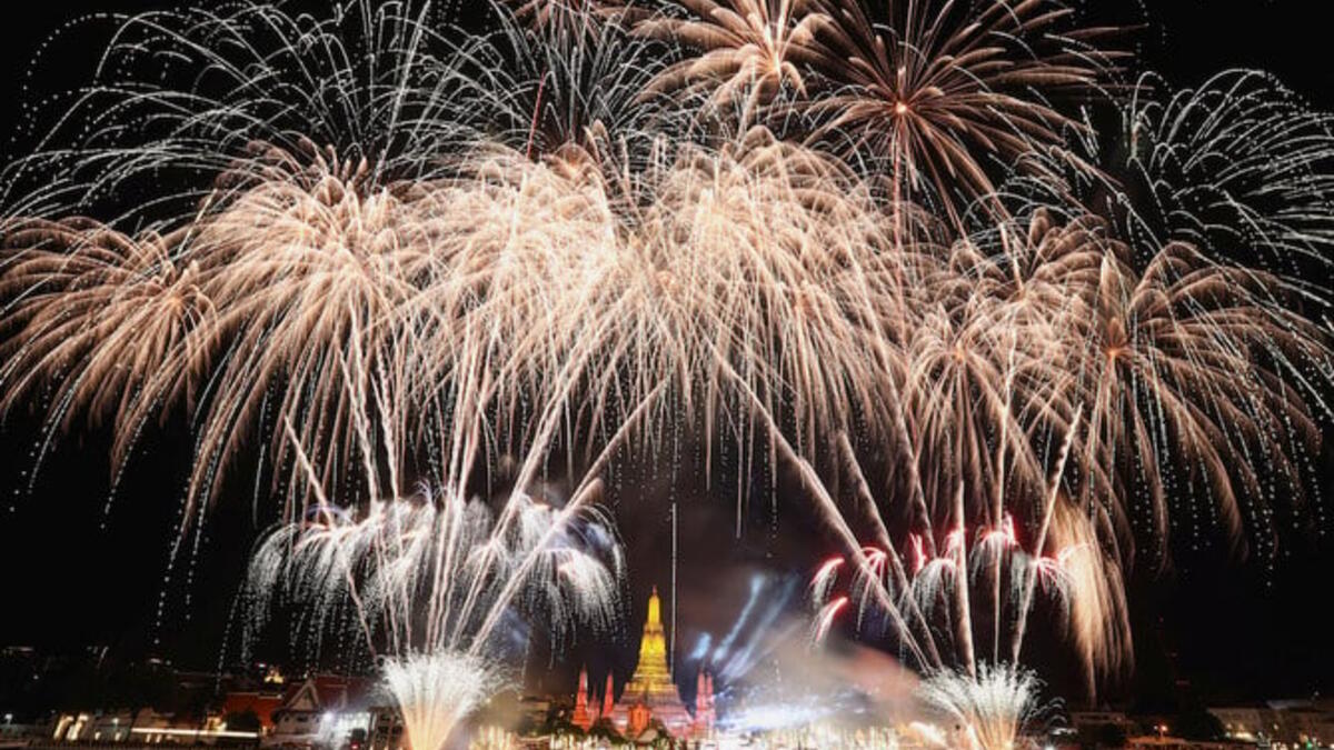 الألعاب النارية تنطلق فوق نهر تشاو فرايا خلال احتفالات رأس السنة الجديدة، في بانكوك، تايلاند، 1 يناير 2023. (رويترز)