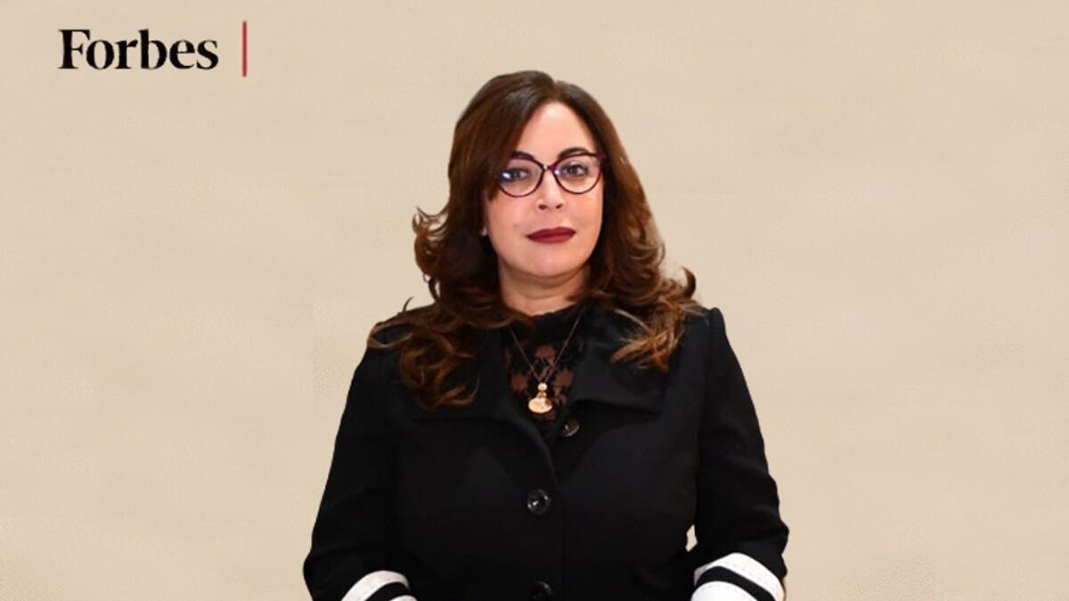 أسماء أغلالو (54 عامًا): برلمانية وسياسية وصحفية مغربية، أول رئيسة بلدية امرأة للعاصمة المغربية الرباط وأمينة لصندوق منظمة المدن المتحدة والحكومات المحلية ومحررة لمكتب الاقتصاد في الصحيفة اليومية المغربية L'Opinion.